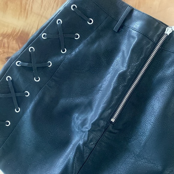 Tiger Mist Leather lace up sides - front zip - mini skirt M - worn once - Picture 3 of 5